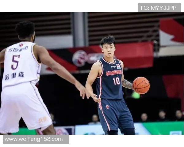 深圳篮球队在邀请赛中的灵活性表现与战术调整分析 深圳篮球队在邀请赛中的灵活性表现与战术调整分析