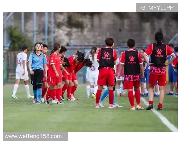 意大利女队与俄罗斯女队的精彩对决展现足球魅力与团队精神